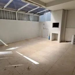 Foto de um espaço interno com piso e estrutura de teto visíveis.