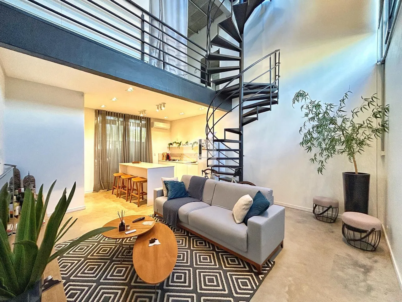 Sala de estar de um imóvel em Lajeado, Brasil, com decoração moderna e piso de madeira.