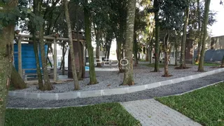 Vista externa de um jardim com árvores e área de lazer em Lajeado.