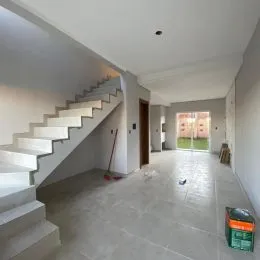Foto de um corredor interno com escadaria.
