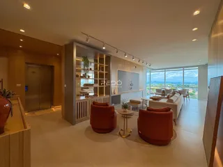 Sala de estar moderna com vista panorâmica para a paisagem.