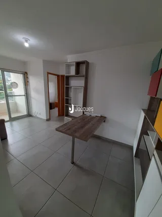 Sala de estar com piso de cerâmica e móveis de madeira.