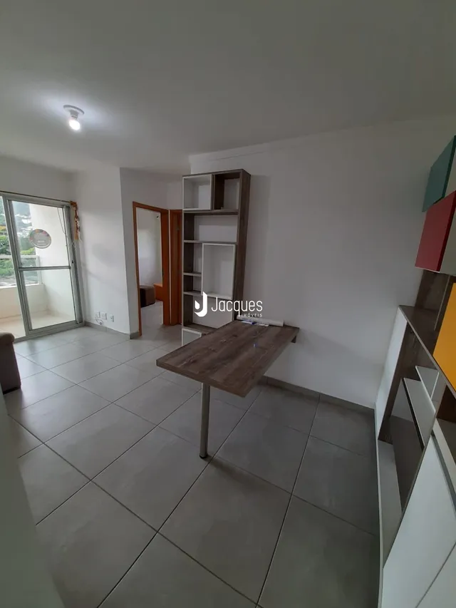 Sala de estar com piso de cerâmica e móveis de madeira.