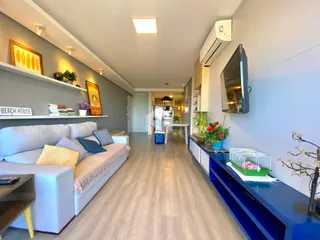 Vista de uma sala de estar moderna com piso claro e móveis de design.