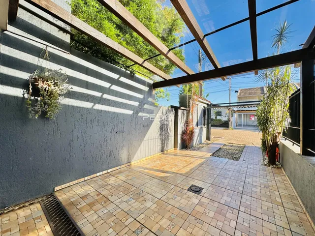 Vista da fachada externa com piso de cerâmica e estrutura de madeira.