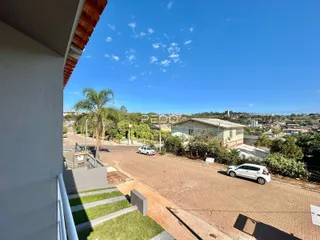 Vista da fachada de uma propriedade em Lajeado, Brasil, com uma rua e vegetação ao fundo.