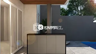 Vista interna de um ambiente com porta de vidro e móveis modernos.
