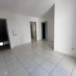 Hall de entrada com piso de cerâmica claro.