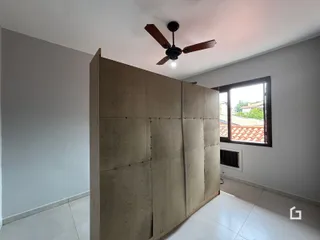 Uma parede de concreto cru em um ambiente interno.