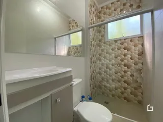 Banheiro com revestimento de parede em padrão geométrico
