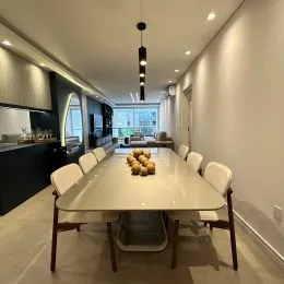 Foto de um ambiente interno com mesa de jantar e cadeiras.