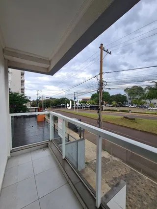 Vista da varanda com grade de segurança e vista para a rua.
