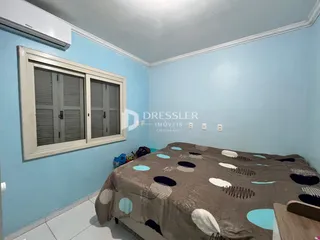 Um quarto com paredes azuis e uma cama de casal.