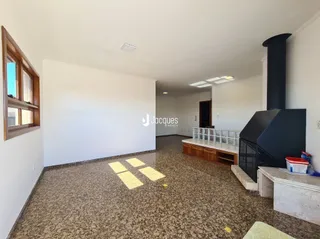 Foto de uma área comum interna com piso de carpete.