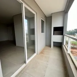Hall de entrada com porta de vidro e vista externa.