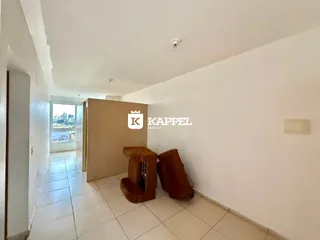 Hall de entrada com piso de cerâmica e assentos de couro marrom.
