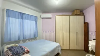 Quarto com cama e guarda-roupa em ambiente interno.