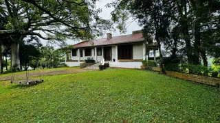 Fachada de uma casa com jardim gramado em Lajeado, Brasil.
