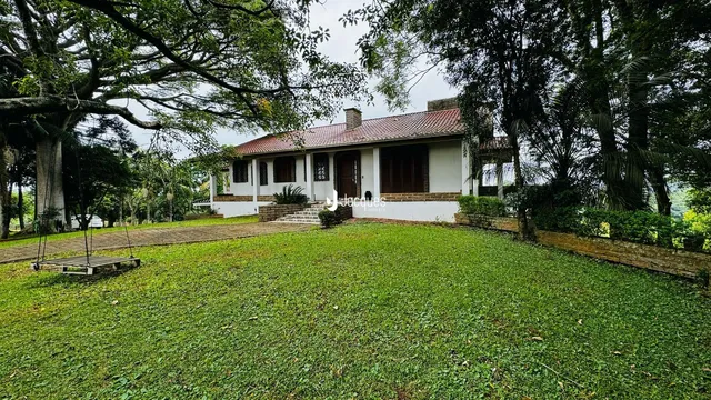 Fachada de uma casa com jardim gramado em Lajeado, Brasil.