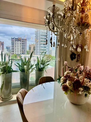 Vista interna de uma sala com janela de grande porte em Lajeado.