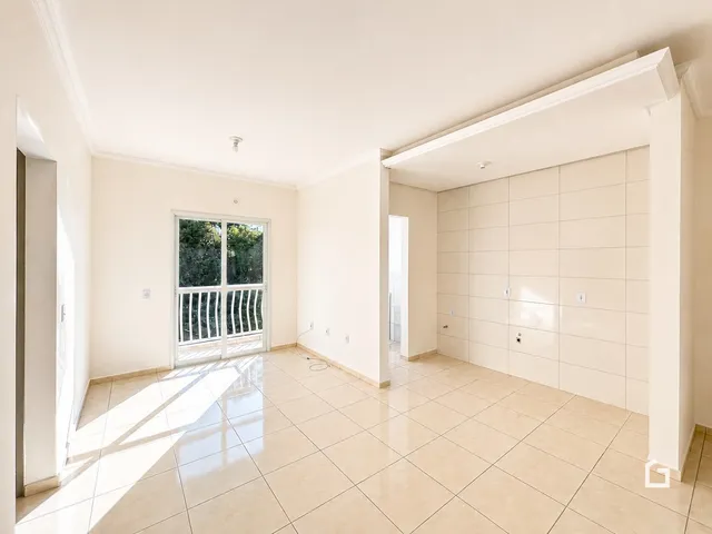 Ambiente interno com piso de cerâmica claro.