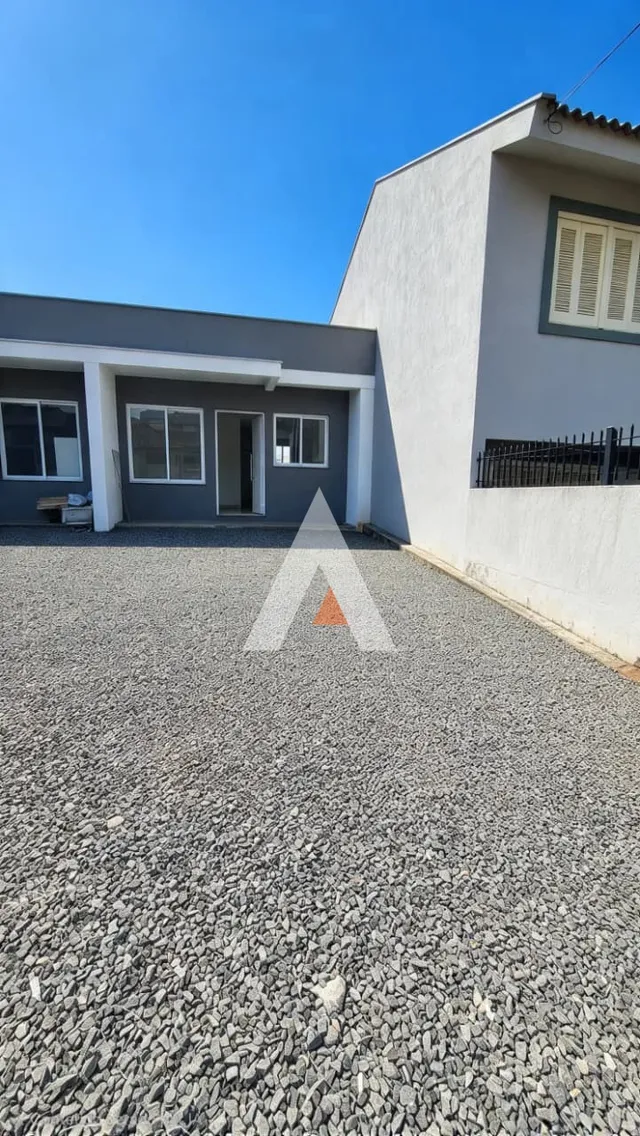 Fachada da casa em Lajeado, Brasil, com área de cascalho no primeiro plano.