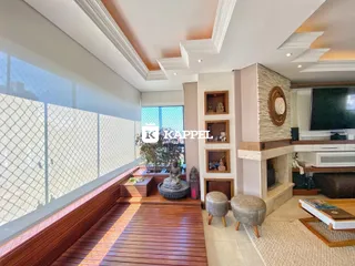 Sala de estar com piso de madeira e lareira em um ambiente moderno.