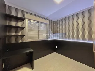 Interior de um cômodo com paredes texturizadas e piso claro.