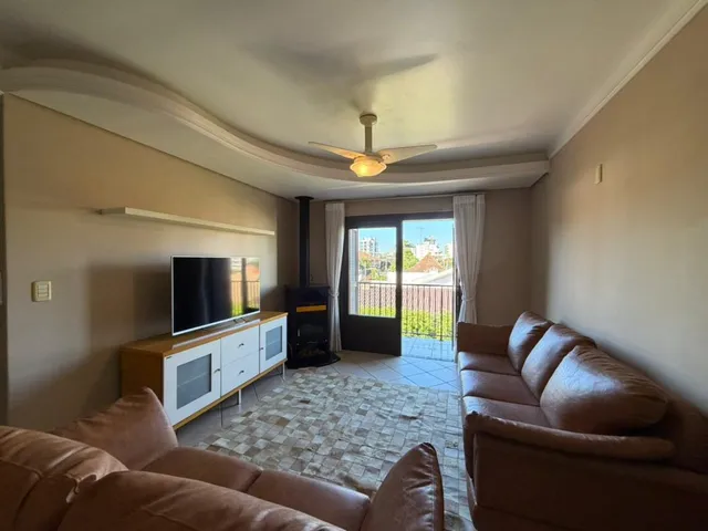 Esta é uma foto da sala de estar com um sofá e televisão.