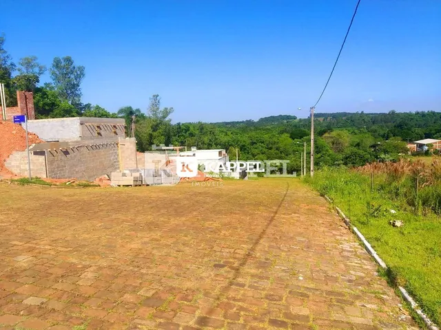 Vista externa de um lote de terreno com muros de alvenaria em Lajeado.