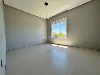 Ambiente interno com paredes cinzas e piso claro.