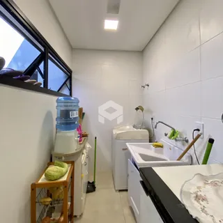Foto de um ambiente interno com revestimento branco e louças sanitárias.