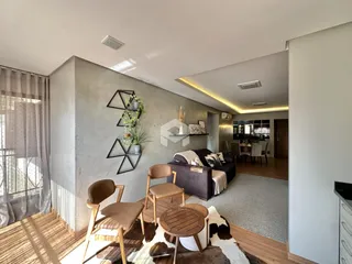 Sala de estar com decoração moderna e piso de madeira.