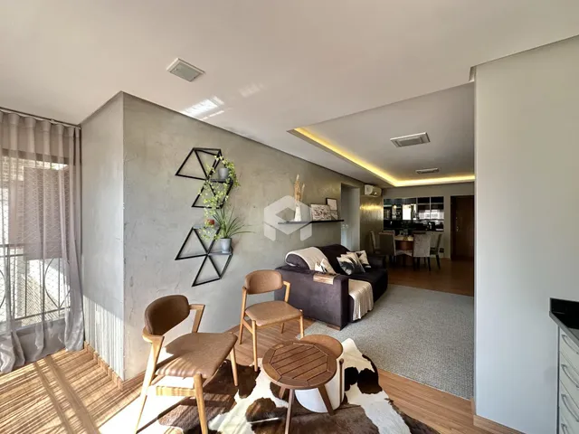 Sala de estar com decoração moderna e piso de madeira.