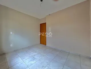 Corredor com paredes claras e piso de cerâmica.