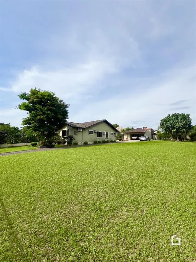 Fachada de uma residência em Lajeado, Brasil, com grande área gramada.