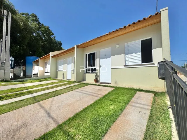 Fachada de casas em Lajeado, Brasil, com jardim frontal e calçada.