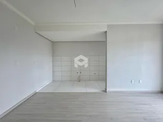 Vista interna de um ambiente com piso claro e paredes brancas.