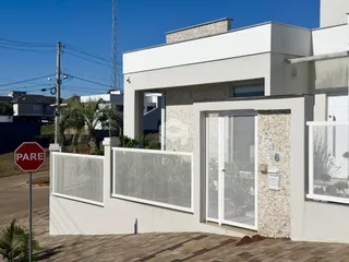 Fachada de uma residência em Lajeado, Brasil, com muro e portão.