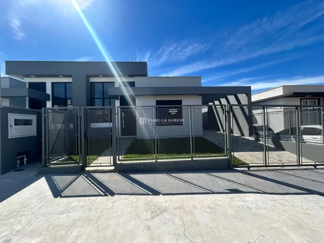 Fachada moderna de uma residência em Lajeado, Brasil, com portão de segurança.