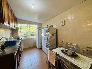 Foto de uma cozinha com armários de madeira e piso de cerâmica.