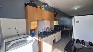 Foto de uma cozinha com armários de madeira e bancada escura.