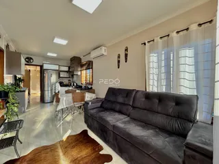 Sala de estar com sofá e vista para a janela.