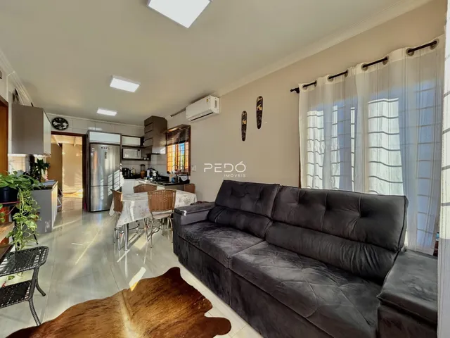 Sala de estar com sofá e vista para a janela.