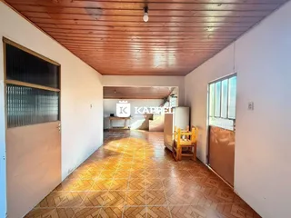 Hall de entrada com piso de cerâmica e teto de madeira.