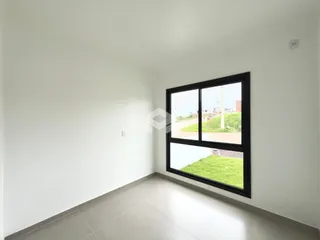 Vista interna de um cômodo com paredes brancas e piso claro.