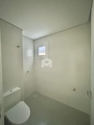 Foto de um banheiro interno com piso cerâmico e janela.
