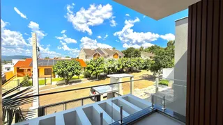 Vista da propriedade em Lajeado, Brasil, mostrando a área externa e o jardim.