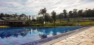 Vista externa de uma piscina em uma propriedade no Brasil.
