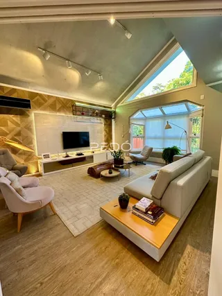 Sala de estar com teto abobadado e grande janela.
